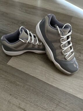 Nike air Jordan Big Boy 6.5 Y  Low-Top Athletic Sneakers in Gray and White